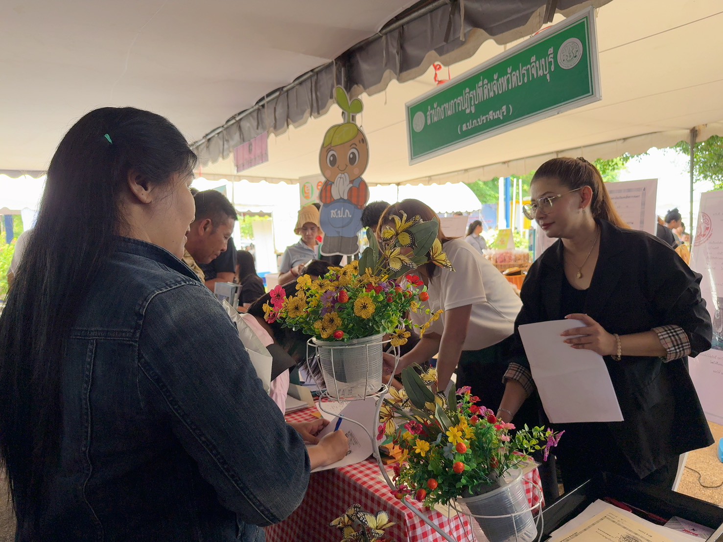 title - วันที่ 22 เมษายน 2569 นายวิทูล ประดิษฐบุญ ปฏิรูปที่ดินจังหวัดปราจีนบุรี  พร้อมด้วย เจ้าหน้าที่ ส.ป.ก.ปราจีนบุรี เข้าร่วมโครงการจังหวัดเคลื่อนที่  โครงการ 